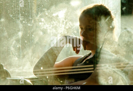 Belgrade, Serbie - 29 mai 2018 : portrait de soft floue young blonde woman sitting et rêvasser tout en équitation dans un siège de fenêtre d'un bus, sur une Banque D'Images