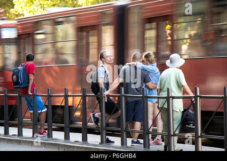 Belgrade, Serbie - juin 1, 2018 : Les gens debout à un arrêt de bus et en attente de transport public sur une journée de printemps ensoleillée avec des motions et floue re Banque D'Images