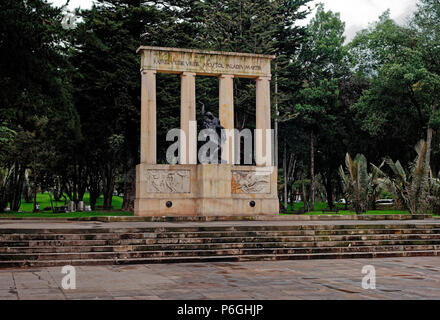 Statue entourée de piliers en béton au Parque Nacional, Bogota, Colombie Banque D'Images