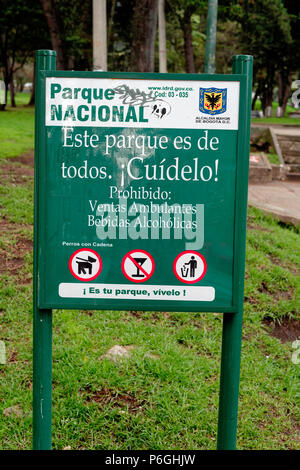 Avertissement Aucune inscription verre chiens ou de détritus dans le Parqu Nacional, Bogota, Colombie Banque D'Images