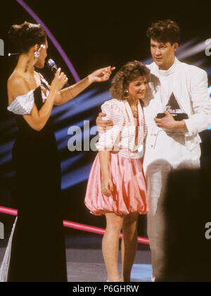 JOHNNY LOGAN artiste irlandais qui gagne 1987 Eurovision Song Contest à Bruxelles et a félicité par Sandra Kim vainqueur l'année dernière Banque D'Images