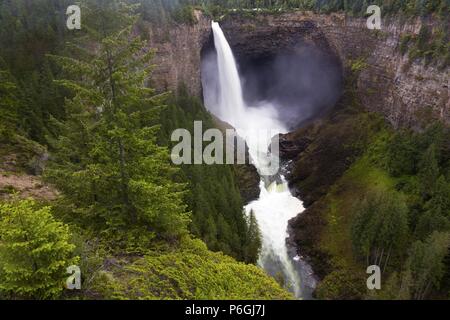 Paysage panoramique vue aérienne depuis le dessus des chutes Helmcken sur la rivière Murtle dans le parc provincial Grey Wells Colombie-Britannique Canada Banque D'Images