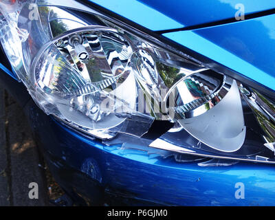 Vue avant voiture close up photographies d'une Peugeot 208 qui a été dammaged dans un accident de voiture menant à l'avant d'endommager sur cette voiture Banque D'Images