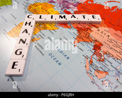 Représentation de l'évolution du climat, la température mondiale moyenne a augmenté au rythme le plus rapide de l'histoire enregistrée, sur fond de carte du monde Banque D'Images