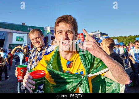 Saint-pétersbourg, Russie - le 25 juin 2018 : partisan de l'équipe nationale de football brésilien, vêtus de cape faite de drapeau brésilien, dans fanzone pendant FIF Banque D'Images