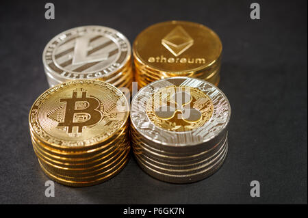 Pile de cryptocurrencies. Etherum, ondulation, bitcoin litecoin sur cuir sombre.. Banque D'Images