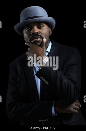 Image of African man wearing hat posing in studio. Banque D'Images