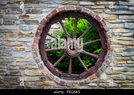 Meubles anciens et Weathered Wood panier roue de chariot dans ancienne ferme mur. Banque D'Images