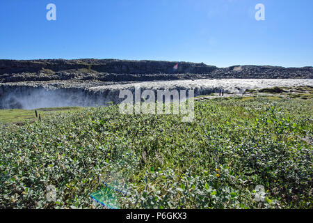 Plus grande cascade d'Europe Dettifoss s sur une rivière Jokulsa Fjollum Islande Régions polaires.Les touristes sur le sentier de la cascade Dettifoss au National Vatnajokull Banque D'Images