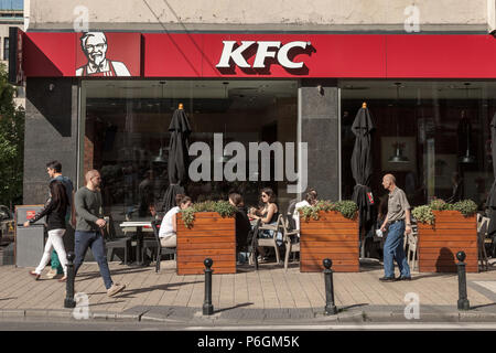 BELGRADE, SERBIE - le 23 juin 2018 : Logo du KFC sur leur restaurant principal pour Belgrade. Kentucky Fried Chicken est une chaîne de restauration rapide américaine Banque D'Images