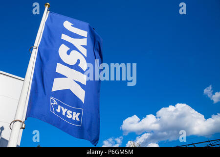 Beograd, Serbie - le 23 juin 2018 : Jysk logo sur un drapeau sur leur magasin local à proximité d'un centre commercial de Belgrade. Danois Jysk est une chaîne de magasins de détail, la vente de biens du ménage Banque D'Images