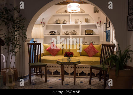 CHEFCHAOUEN, MAROC - CIRCA AVRIL 2017 : décorations intérieures du Riad traditionnel Cherifa à Chefchaouen. Banque D'Images