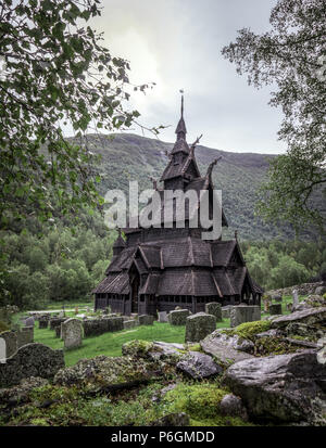 Église Borgund à travers les arbres de la Norvège. Banque D'Images