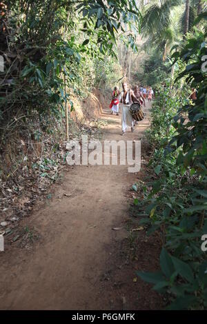 Para eduppu est une coutume populaire au kerala temples bhagavathi.velichappad ou Oracle et son équipe maisons visites de bénir les fervents. Banque D'Images