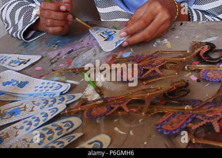 Yogyakarta, Indonésie - 30 juin 2018 : Un Wayang kulit artisan est vu la préparation d'une marionnette faite de cuir de buffle à Yogyakarta, Indonésie. Wayang Banque D'Images