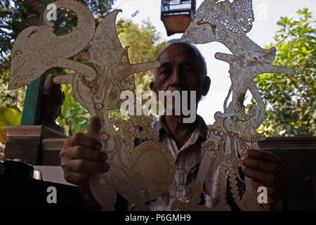 Yogyakarta, Indonésie - 30 juin 2018 : Un Wayang kulit artisan est vu la préparation d'une marionnette faite de cuir de buffle à Yogyakarta, Indonésie. Wayang Banque D'Images