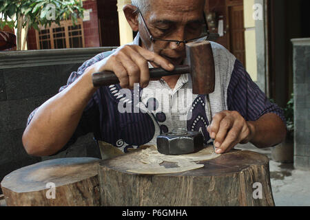 Yogyakarta, Indonésie - 30 juin 2018 : Un Wayang kulit artisan est vu la préparation d'une marionnette faite de cuir de buffle à Yogyakarta, Indonésie. Wayang Banque D'Images