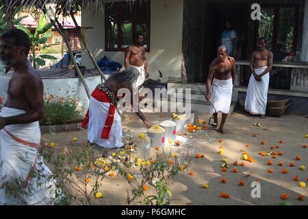 Para eduppu est une coutume populaire au kerala temples bhagavathi.velichappad ou Oracle et son équipe maisons visites de bénir les fervents. Banque D'Images