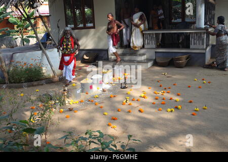 Para eduppu est une coutume populaire au kerala temples bhagavathi.velichappad ou Oracle et son équipe maisons visites de bénir les fervents. Banque D'Images