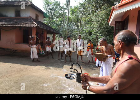 Para eduppu est une coutume populaire au kerala temples bhagavathi.velichappad ou Oracle et son équipe maisons visites de bénir les fervents. Banque D'Images