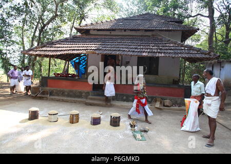 Para eduppu est une coutume populaire au kerala temples bhagavathi.velichappad ou Oracle et son équipe maisons visites de bénir les fervents. Banque D'Images