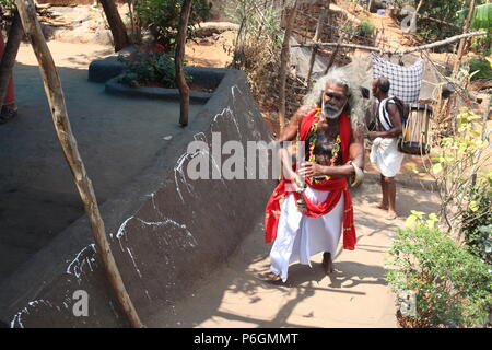 Para eduppu est une coutume populaire au kerala temples bhagavathi.velichappad ou Oracle et son équipe maisons visites de bénir les fervents. Banque D'Images