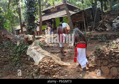 Para eduppu est une coutume populaire au kerala temples bhagavathi.velichappad ou Oracle et son équipe maisons visites de bénir les fervents. Banque D'Images