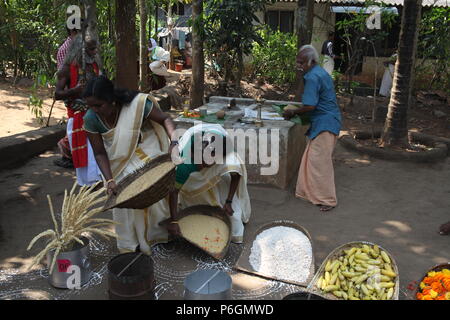 Para eduppu est une coutume populaire au kerala temples bhagavathi.velichappad ou Oracle et son équipe maisons visites de bénir les fervents. Banque D'Images