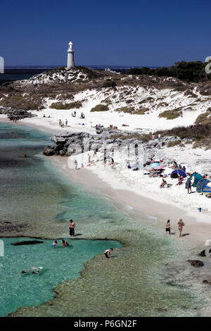 Les personnes qui se baignent à Longreach Bay sur l'île Rottnest, Australie occidentale, Australie Banque D'Images