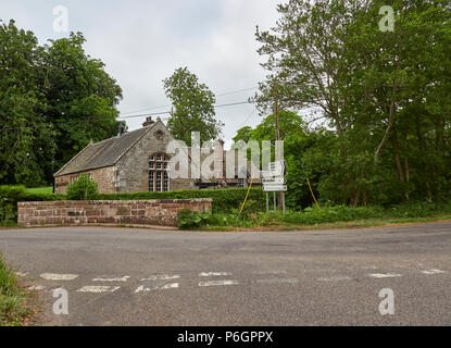 La Chambre de Farnell Farnell au Village, à droite à la croisée des chemins par un petit pont de pierre, à Angus (Écosse). Banque D'Images