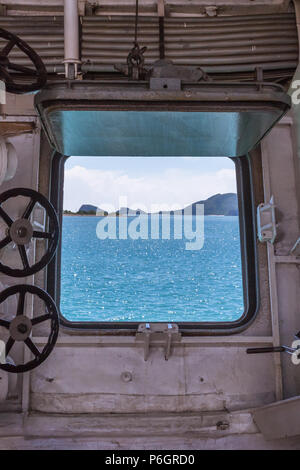 La fenêtre d'un navire de guerre en acier. Banque D'Images