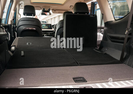 La grande SAIC Maxus D90 SUV vendu dans certains marchés comme une LDV avec ses sièges rabattus. Cette voiture est la version à conduite à droite pour l'exportation. Banque D'Images