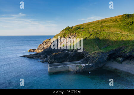 Portloe Harbour à l'aube sur la côte de Cornouailles Banque D'Images