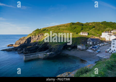 Portloe Harbour à l'aube sur la côte de Cornouailles Banque D'Images