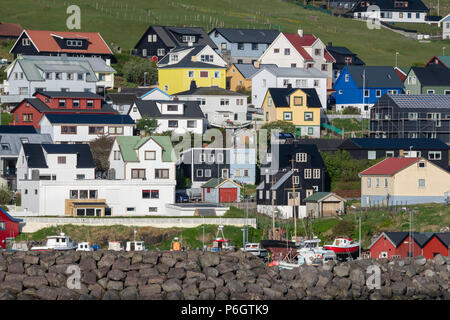 Le Danemark, Îles Féroé. Vue côtière de Merida, capitale de Îles Féroé. Peints de couleurs vives typiques maisons en bord de mer. Banque D'Images