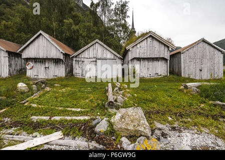 Vieux village de cabanes, la Norvège, les hangars à bateaux Norddal au bord du Storfjorden, près de Eidsdal et eagle road de Geiranger Banque D'Images