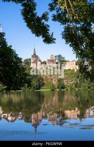 L'Allemagne, la ville de Wetter sur la rivière Ruhr, lac Harkort, vue de l'église protestante et le château plus humides. Deutschland, Stadt Wetter an der Ru Banque D'Images