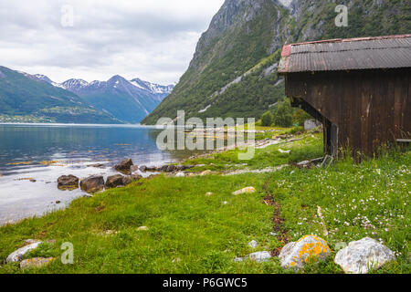 Ancien hangar à bateaux avec panorama du fjord, la Norvège, ou Norddalsfjorden Storfjorden près de Eidsdal et eagle road de Geiranger Banque D'Images