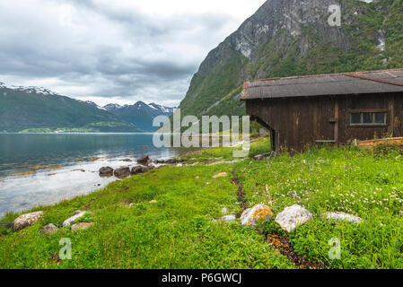 Ancien hangar à bateaux avec panorama du fjord, la Norvège, ou Norddalsfjorden Storfjorden près de Eidsdal et eagle road de Geiranger Banque D'Images