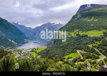 Baie de Geiranger vu du dessus, la Norvège, la baie du fjord avec panorama sur la montagne et la route sinueuse à Dalsnibba Banque D'Images