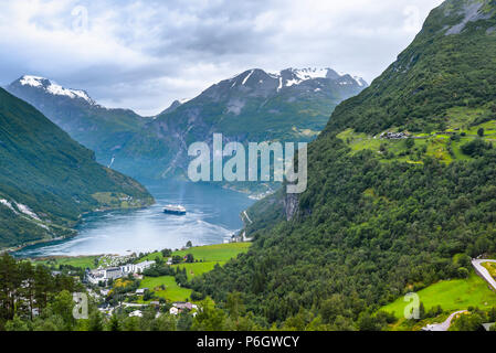 Baie de Geiranger vu du dessus, la Norvège, la baie du fjord avec des paysages de montagne Banque D'Images