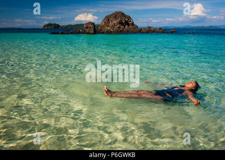 Femme panaméenne dans les eaux claires et transparentes à l'île de Coiba National Park, la côte Pacifique, la province de Veraguas, République du Panama. Banque D'Images