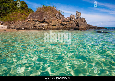 Panama paysage avec belle eau transparente et rochers à Granito de Oro dans le parc national de l'île de Coiba, côte Pacifique, République du Panama. Banque D'Images