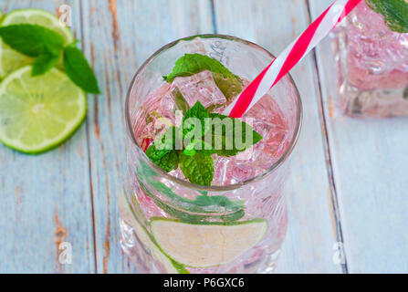Limonade rose rose avec de la chaux et de menthe fraîche. D'été rafraîchissante boisson non alcoolisée. Banque D'Images
