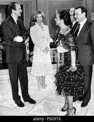 LOS REYES DE ESPAÑA JUAN CARLOS I Y SOFIA DE GRECIA JUNTO A LA CANTANTE Lola Flores. Banque D'Images