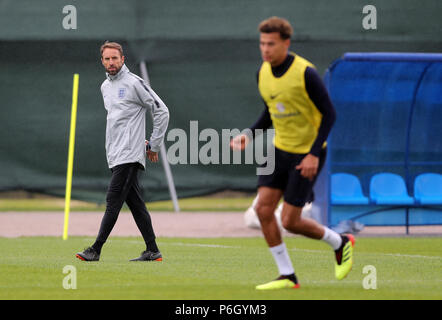 Gestionnaire de l'Angleterre Gareth Southgate Dele montres Alli au cours de la séance de formation au Spartak Moscow Stadium. Banque D'Images