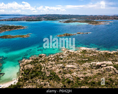 Perspective aérienne Drone sur l'archipel de La Maddalena, situé au nord de la Sardaigne, Italie. Paysage incroyable avec rocky environnement et tu Banque D'Images