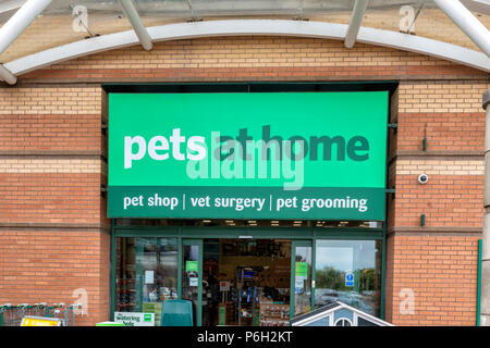 Signer sur une Pets at Home store à Blackpool, Lancashire, UK Banque D'Images