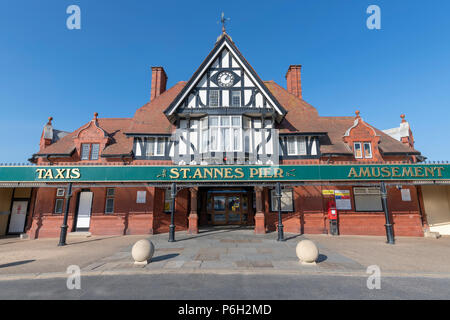 L'entrée principale de St Anne's Pier, une jetée victorienne à Lytham St Annes, Lancashire Banque D'Images