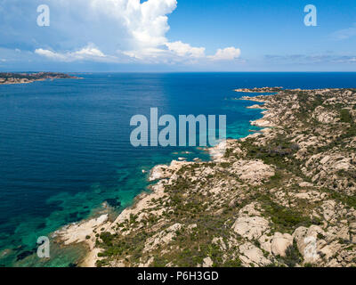 Perspective aérienne Drone sur l'archipel de La Maddalena, situé au nord de la Sardaigne, Italie. Paysage incroyable avec rocky environnement et tu Banque D'Images